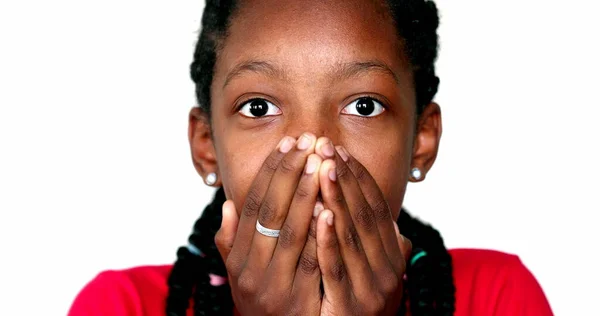 Dziecko Dziewczyna Szok Emocjonalny Niespodzianka Reakcja Obejmujące Usta Rąk — Zdjęcie stockowe