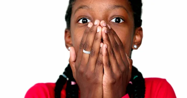 Criança Menina Choque Emocional Surpresa Reação Cobrindo Boca Com Mãos — Fotografia de Stock