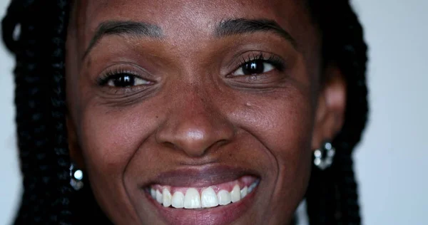 Casual Czarny Afryki Kobieta Autentyczny Śmiech Uśmiech — Zdjęcie stockowe