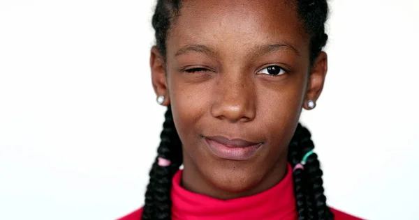Fekete Tini Lány Kacsint Kamera Portré Arc Közelkép — Stock Fotó