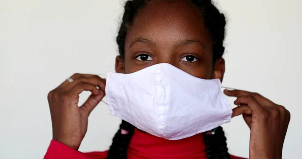 Black Girl Putting Covid Face Mask — Fotografia de Stock