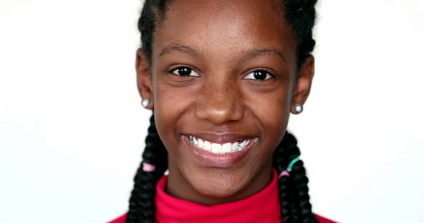 Czarny Dziecko Dziewczyna Uśmiecha Się Kamery Mruga Zbliżenie Portret Twarz — Zdjęcie stockowe