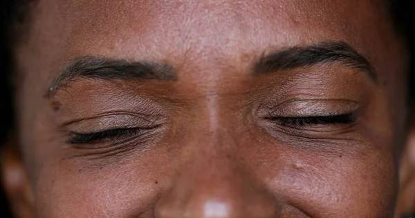 Wanita Kulit Hitam Afrika Tersenyum Dan Tertawa Close Eyes — Stok Foto