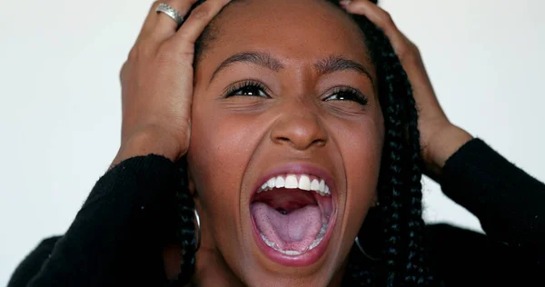 Úzkostlivá Africká Dívka Emocionální Reakce Černošky Teen Žena Bít Vlastní — Stock fotografie
