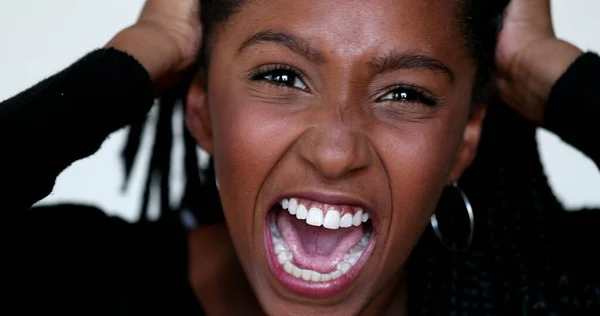 Rozzlobený Rozčilený Dospívající Černošky Dívka Křičí Kamery — Stock fotografie