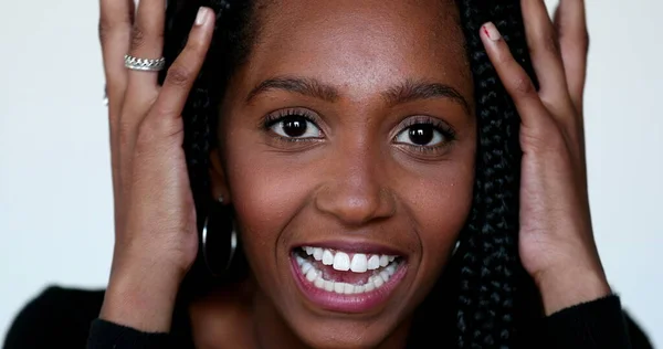 Wütendes Schwarzes Teenie Mädchen Das Die Kamera Brüllt Schreiende Afrikanerin — Stockfoto