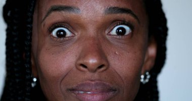 Sürpriz ve Şok 'ta Afrikalı bir kadın gözlerini açıyor. Haberlere duygusal tepki