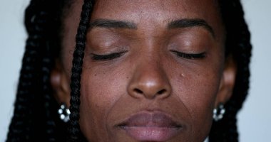 Düşünce ve meditasyonda kapalı Afrikalı siyahi kadın gözleri