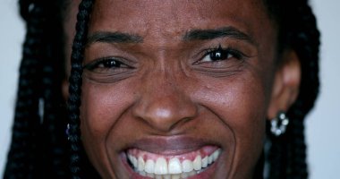 Afrikalı siyahi kadın çaresizlik içinde ağlıyor. Depresif ruh hali, duygusal üzüntü ve kahkaha.