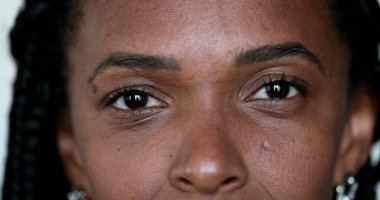 Afrikalı siyahi kadın kameraya yakından bakıyor, gerçek insanlar makro.