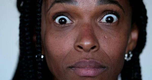 Mulher Africana Abrindo Olhos Surprise Shock Reação Emocional Notícias — Fotografia de Stock
