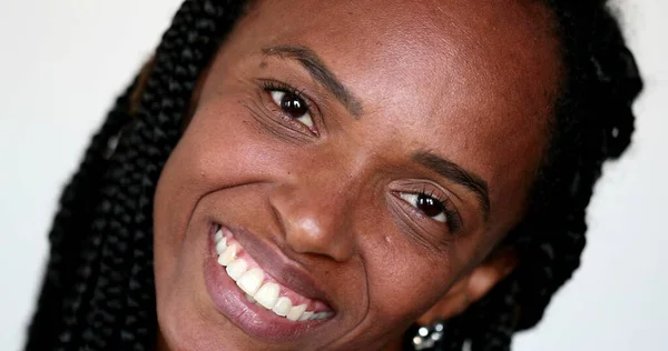 Afrykanka Zakrywająca Usta Śmiechem — Zdjęcie stockowe