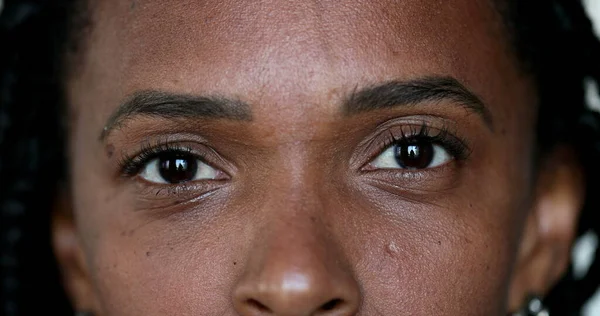 Africano Mulher Fechar Olhos Close — Fotografia de Stock