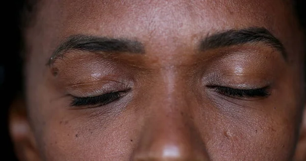 Afrikanerin Schließt Augen Großaufnahme — Stockfoto
