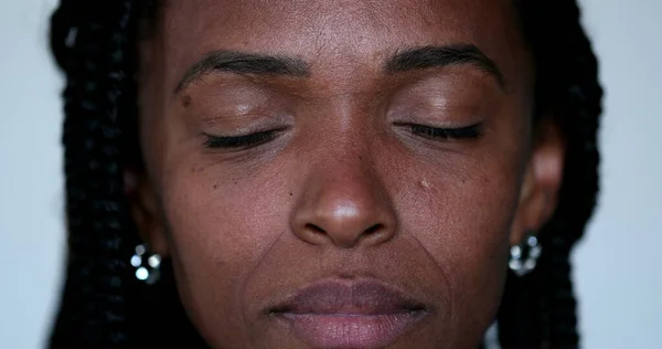 Αφρικανική Γυναίκα Κλείνει Μάτια Στο Διαλογισμό Κοντινό Πορτρέτο Πρόσωπο Κλείσιμο — Φωτογραφία Αρχείου