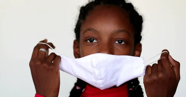 Afrikanische Teenie Mädchen Entfernen Covid Gesichtsmaske — Stockfoto