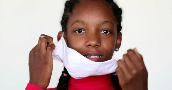 Afryki Nastolatek Dziewczyna Usuwanie Covid Twarzy Maska Uczucie Ulgi — Zdjęcie stockowe