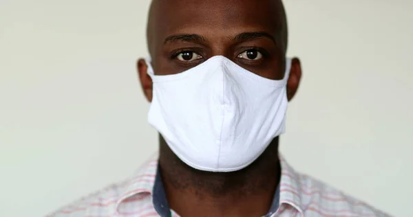 Homem Africano Cobrindo Rosto Com Máscara Para Proteger Bactérias Doenças — Fotografia de Stock