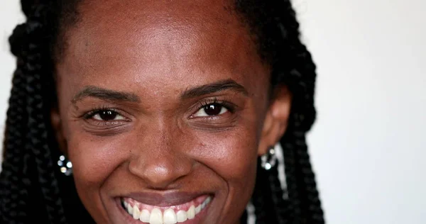 Afrikanische Ethnizität Frau Blickt Kamera Lächelnd Porträt — Stockfoto