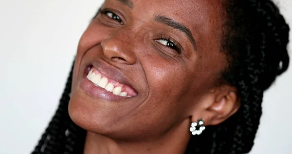 Africana Etnia Mujer Mirando Cámara Sonriente Retrato — Foto de Stock