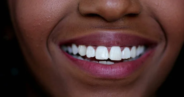 Afrykańskie Pochodzenie Etniczne Nastolatek Dziewczyna Uśmiecha Się Bliska Usta — Zdjęcie stockowe