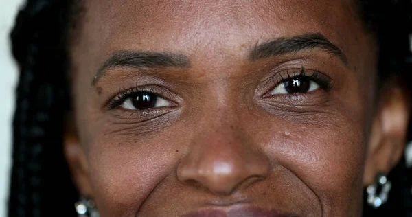 Afrykański Czarny Kobieta Uśmiecha Się Kamery Makro Zbliżenie Oczy Fce — Zdjęcie stockowe