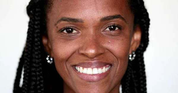 Africaine Noire Souriant Caméra Portrait Visage Gros Plan — Photo