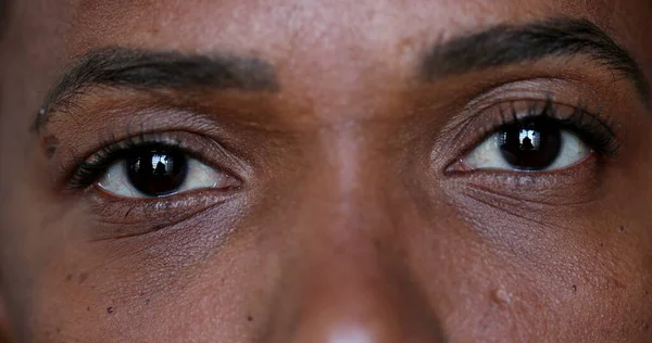 Africano Negro Mujer Cerca Los Ojos Mirando Cámara Gente Real —  Fotos de Stock