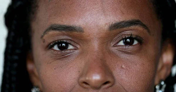 Africano Mulher Negra Close Olhos Olhando Para Câmera Pessoas Reais — Fotografia de Stock