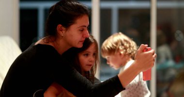 Anne telefonda video, samimi ebeveyn ve çocuk video konferansı yoluyla aile üyeleriyle konuşuyor