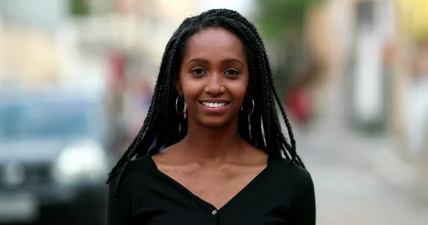 Portret Czarnej Afrykańskiej Nastolatki Uśmiechającej Się Kamery Młoda Kobieta Zbliżeniu — Zdjęcie stockowe