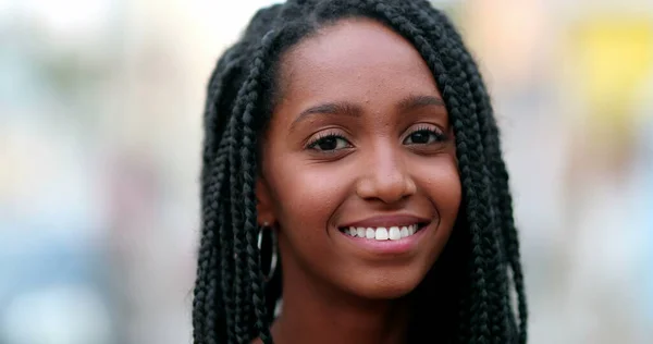 Portret Czarnej Afrykańskiej Nastolatki Uśmiechającej Się Kamery Młoda Kobieta Zbliżeniu — Zdjęcie stockowe