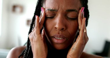 Hüsrana uğramış siyah kadın stres hissediyor. Afrikalı etnik kökenli birinin başı ağrıyor