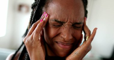 Hüsrana uğramış siyah kadın stres hissediyor. Afrikalı etnik kökenli birinin başı ağrıyor