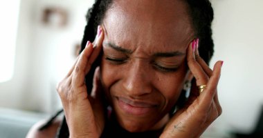 Hüsrana uğramış siyah kadın stres hissediyor. Afrikalı etnik kökenli birinin başı ağrıyor