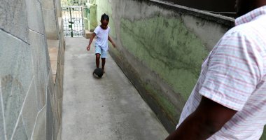 Babadan oğula, Afrikalı dand ve çocuk birlikte futbol oynuyor.