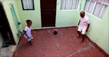 Baba ve çocuk arasındaki bağ, top oynamak.