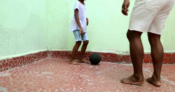 Ojciec Syn Grają Piłkę — Zdjęcie stockowe