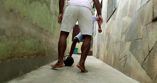 Pai Filho Jogar Futebol Juntos Ligação Dos Pais Africanos Com — Fotografia de Stock