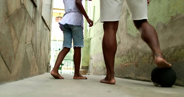 Père Fils Jouent Football Ensemble Parent Africain Lié Enfant Faire — Photo