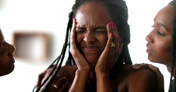 Africano Adolescentes Filhas Querendo Mãe Atenção Pai Preto Estressado — Fotografia de Stock