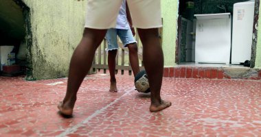 Afrikalı baba ve oğul futbol oynuyor. Ebeveyn ve çocuk ilişkileri, siyah baba ve çocuk sporları.