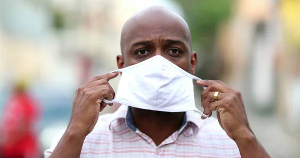 Africano Homem Colocando Covid Máscara Facial Fora Rua Urbana — Fotografia de Stock