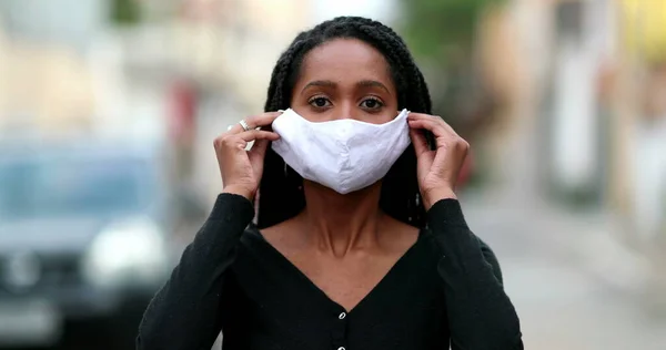 Africana Chica Poniendo Covid Cara Máscara Prevención Fuera Calle Mirando — Foto de Stock