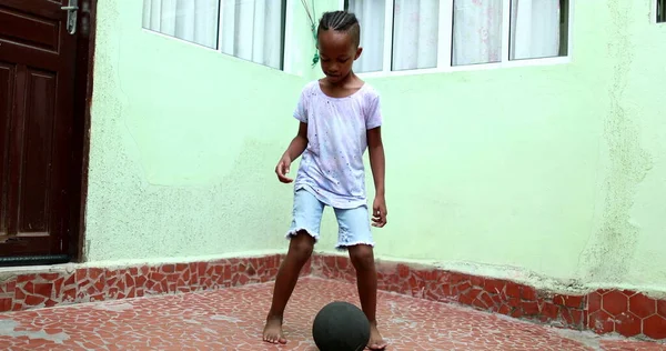 Criança Africana Brincando Com Bola Menino Negro Joga Esporte Sozinho — Fotografia de Stock