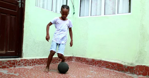 Criança Africana Brincando Com Bola Menino Negro Joga Esporte Sozinho — Fotografia de Stock