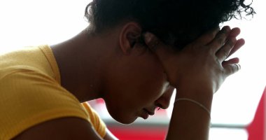 Endişeli genç kadın, acı çeken kişi depresif ve acı çekiyor.