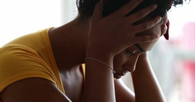 Endişeli genç kadın, acı çeken kişi depresif ve acı çekiyor.