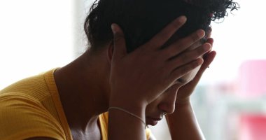 Endişeli genç kadın, acı çeken kişi depresif ve acı çekiyor.