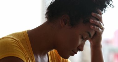 Endişeli genç kadın, acı çeken kişi depresif ve acı çekiyor.